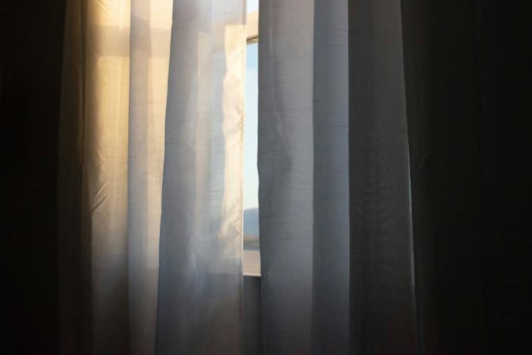 Window blinds adjusting automatically for sunlight